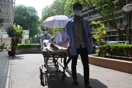 Hàng ngàn người vạ vật trong bệnh viện dưới cái nắng 39 độ C